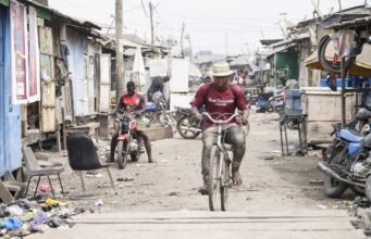 Việc thương mại hóa một cách kín đáo các khu định cư không chính thức ở Ghana