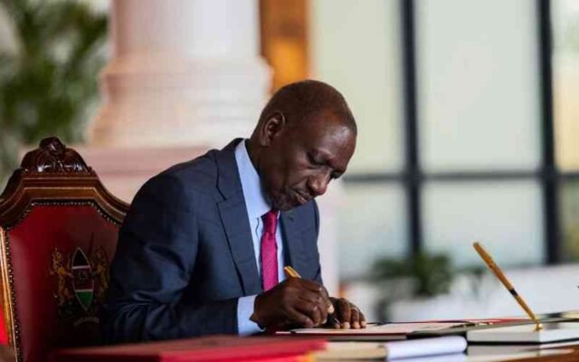 Ruto ký dự luật tài chính và công bố ngân