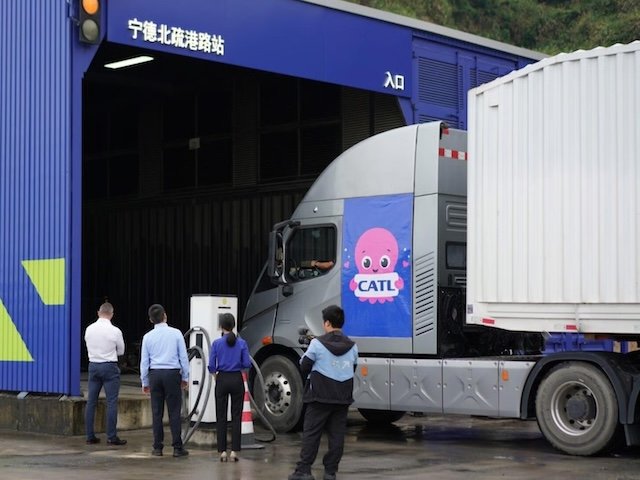 CATL triển khai mạng lưới trao đổi pin xe tải