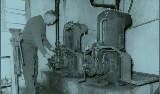 Cho đến năm 1967, nhà gỗ Treh mới được cung cấp điện bằng động cơ này. Công việc đầu tiên của người canh gác là quay tay quay để khởi động động cơ. Ảnh được cung cấp