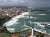 Pyrénées-Atlantiques. Một phần vách đá sụp đổ gần bãi biển ở Biarritz, hai thợ lặn bị truy nã
