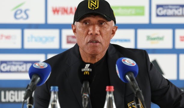 Antoine Kombouaré, ở đây với đội hình FC Nantes, đã bắt đầu sự nghiệp huấn luyện của mình tại Racing. Ảnh Jean-Marc Loos