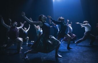Hofesh Shechter chìm đắm vào những thứ tạo nên giấc mơ