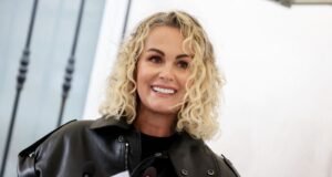 Laeticia Hallyday ở Saint-Tropez: cô ấy có khoảng thời gian vui vẻ trong một nhà hàng nổi tiếng với máy bay phản lực, nơi cô ấy có những kỷ niệm đẹp với Johnny