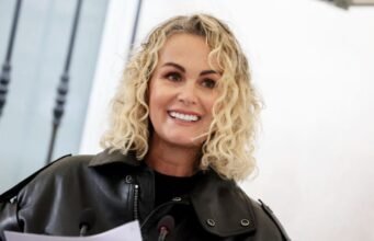 Laeticia Hallyday ở Saint-Tropez: cô ấy có khoảng thời gian vui vẻ trong một nhà hàng nổi tiếng với máy bay phản lực, nơi cô ấy có những kỷ niệm đẹp với Johnny