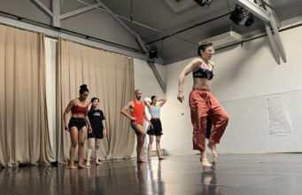 Oona Doherty, từ Belfast đến Marseille, tái tạo ‘Áo khoác da’