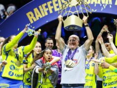 Emmanuel Macron cuối cùng đã cầm bút cho Metz Handball