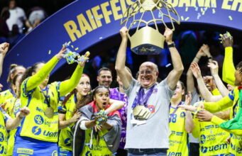 Emmanuel Macron cuối cùng đã cầm bút cho Metz Handball