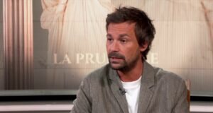 Bertrand Chameroy tin rằng: “Bạn phải hơi ‘khổ dâm’ một chút để khiến mọi người cười, đặc biệt là trong thời kỳ đen tối của chúng ta”.