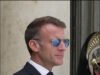 Emmanuel Macron tái xuất với chiếc kính râm