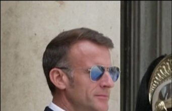 Emmanuel Macron tái xuất với chiếc kính râm