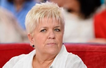 Mimie Mathy ngồi trên xe lăn: sau khi vắng mặt ở Les Enfoirés, cô tâm sự về việc mình bị mất khả năng vận động