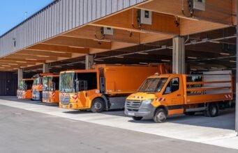 Mercedes-Benz cung cấp eEconics điện đầu tiên cho Stuttgart