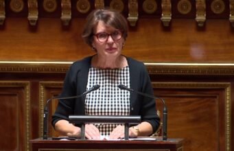 Annie Genevard tại Thượng viện cảnh báo: “Chúng ta không được mạo hiểm để văn bản này bị đưa lên kệ”.