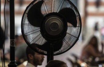 26 sở cảnh báo màu cam kể từ giữa trưa, nhiệt độ đáng sợ là 40°C
