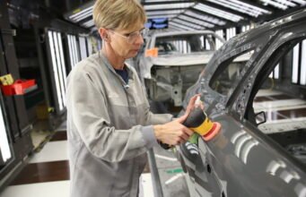 Alsace. Đến thăm Mulhouse cùng 2 bộ trưởng, CEO Stellantis có xác nhận khoản đầu tư tỷ USD vào nhà máy?