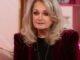 Âm nhạc. Bonnie Tyler, ca sĩ ngôi sao của thập niên 1980, đã thoát khỏi tình trạng hôn mê nhưng tình trạng của cô vẫn nghiêm trọng