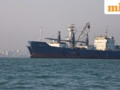 Ba tàu chở dầu mang cờ Ấn Độ đi qua eo biển Hormuz trước khi bị Iran đóng cửa