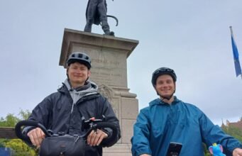 Bất thường. Những người đi xe đạp nghiệp dư, họ đã thực hiện London-Colmar trong 10 ngày