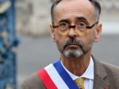 Béziers. Robert Ménard bị khiếu nại phỉ báng sau khi từ chối kết hôn với một người đàn ông theo OQTF