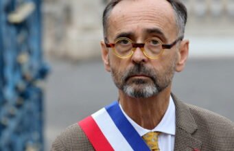 Béziers. Robert Ménard bị khiếu nại phỉ báng sau khi từ chối kết hôn với một người đàn ông theo OQTF