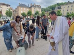 Bourgoin-Jallieu. Chó, mèo và thậm chí cả rùa… Một linh mục ban phước cho thú cưng trong giáo xứ của mình