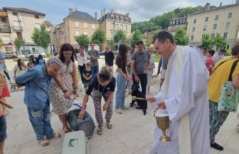 Bourgoin-Jallieu. Chó, mèo và thậm chí cả rùa… Một linh mục ban phước cho thú cưng trong giáo xứ của mình