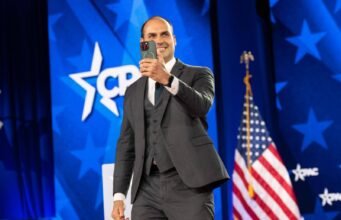 Brazil: Eduardo Bolsonaro, con trai cựu tổng thống, bị kết án 4 năm tù vì vận động hành lang Mỹ