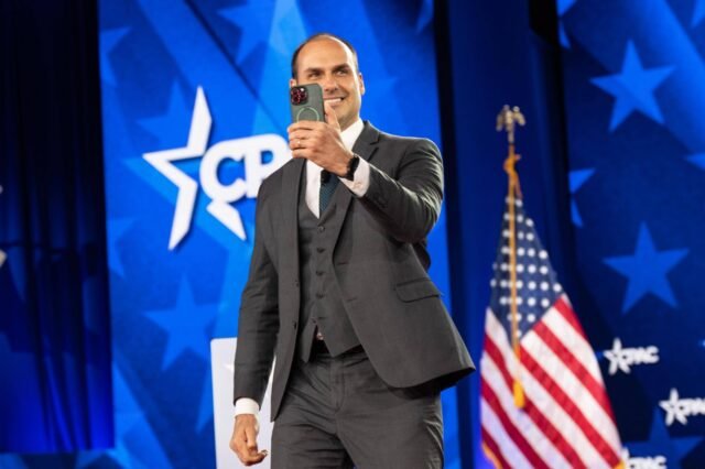Brazil: Eduardo Bolsonaro, con trai cựu tổng thống, bị kết