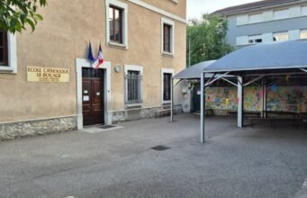 Chambery. Một bà mẹ bị cảnh sát giam giữ vì “xin lỗi khủng bố” sau khi đe dọa trong bữa tiệc ở trường