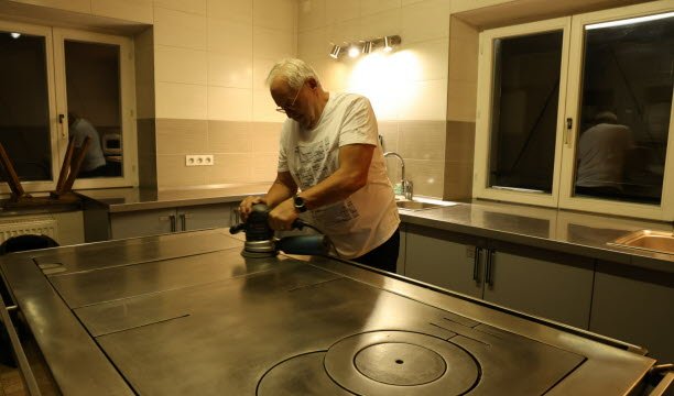 Trong nhà bếp, mặt bếp có thể được làm sạch bằng máy chà nhám. Một nhiệm vụ cũng thuộc về người giám hộ (ở đây là Henri Schott, thành viên của SCT từ năm 1990 và là cựu chủ tịch) sau sự ra đi của nhóm. Ảnh Sophie Charton
