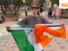 “Chết tiệt Ấn Độ!” »: Người đàn ông Texas xé cờ Ấn Độ trong tiếng vỗ tay của đám đông chống nhập cư; video lan truyền gây ra phản ứng dữ dội