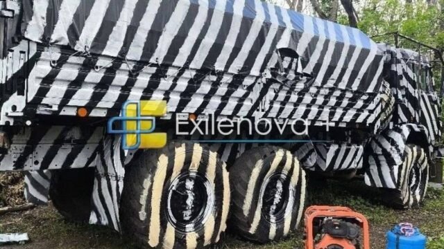 Chiến tranh ở Ukraine: xe tải ngụy trang ngựa vằn,