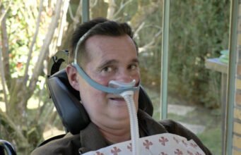 Christophe mắc bệnh Charcot