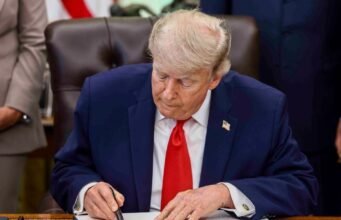 ‘Chúng ta đừng lãng phí bất cứ thứ gì’: Lời cảnh báo nghiêm khắc của Trump đối với Israel và Iran khi các cuộc đình công mới ở Lebanon đe dọa thỏa thuận hòa bình