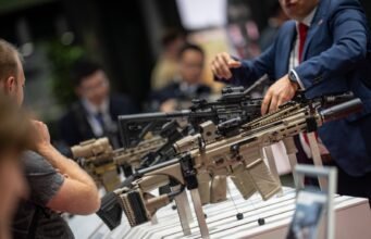 “Chúng tôi hy vọng kiếm được tiền”: Tại Eurosatory, chiến tranh gặp gỡ các chủ ngân hàng và nhà đầu tư
