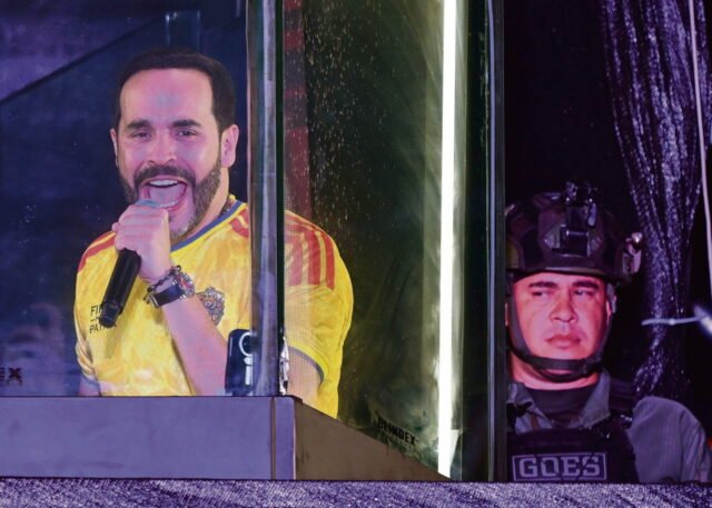 Colombia: Triệu phú cực hữu Abelardo de la Espriella lên