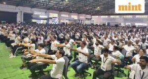 Công ty Nhật Bản Kokuyo lập kỷ lục khi tổ chức buổi tập yoga trên ghế lớn nhất Ấn Độ tại Nagpur