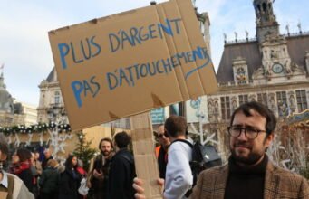 Công ty. Ở Paris, các đại lý sau giờ học kêu gọi vận động chống lại tình trạng thiếu nhân viên