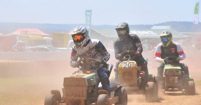 Đức. Máy kéo cỏ phóng với tốc độ 60 km/h