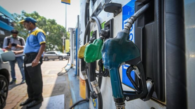 Giá xăng, dầu diesel ngày 22/6: Kiểm tra giá nhiên