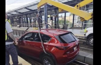 HOA KỲ. Bị GPS đánh lừa, cụ bà bảy mươi tuổi ngồi sau tay lái kết thúc cuộc đua trên đường ray xe điện