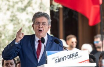 Jean-Luc Mélenchon đứng ở hàng ghế đầu bên trái