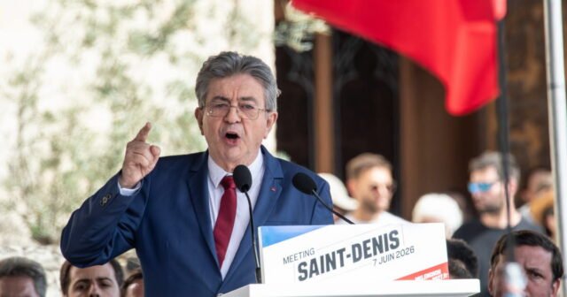 Jean-Luc Mélenchon đứng ở hàng ghế đầu bên trái