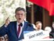 Jean-Luc Mélenchon đứng ở hàng ghế đầu bên trái