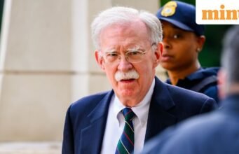 Kẻ thù của Donald Trump John Bolton nhận tội trong vụ kiện hồ sơ mật