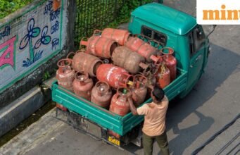 Không phải 9, bây giờ chỉ có 4 lần nạp LPG được trợ cấp cho những người thụ hưởng ở Ujjwala? Đây là những gì chính phủ nói