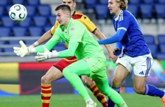 Ligue 1. Thủ môn người Ba Lan Milosz Piekutowksi nên gia nhập Racing Club de Strasbourg