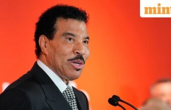 Lionel Richie hoãn buổi hòa nhạc sau vấn đề sức khỏe trên sân khấu trong buổi hòa nhạc khai mạc