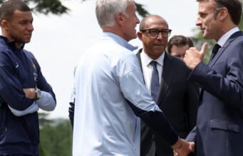 Macron tưởng nhớ Deschamps trước khi ông ra đi
